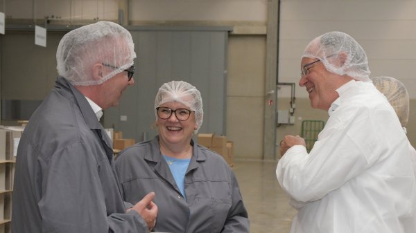 GPD-Geschäftsführer Henning Diedrich (links) und Betriebsleiterin Bärbel Wetenkamp erläutern Ministerpräsident Stephan Weil die Produktion der innovativen Pizzakartons. - © Dirk Neumann