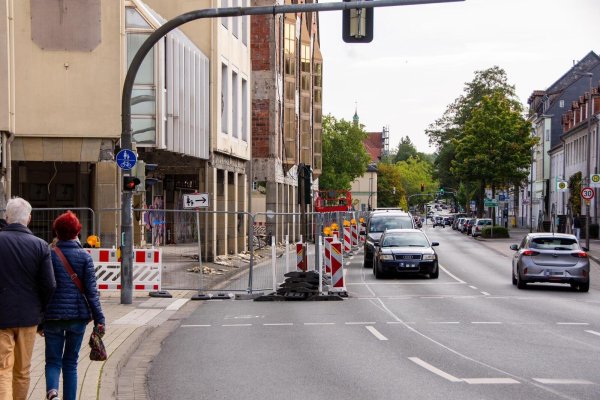 Aufgrund der Baustelle am Hornschen Tor wird ein Teil der Hornschen Straße ab Mitte Oktober für mehrere Wochen zu einer Einbahnstraße umfunktioniert. - © Raphael Bartling