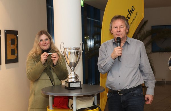 Alexandra Schmidt-Kabatas von der LZ zieht auch am Dienstag wieder die Lose. Rechts: Bernhard Brandt, Vorsitzender des Lemgoer Kreisfußballausschusses. - © Paul Cohen