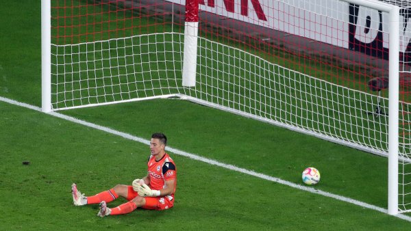 Arminia Bielefelds Torwart Martin Fraisl ist geschlagen, am Ende steht es 0:6: Der DSC geht 2022 in Stuttgart unter. - © IMAGO/Sportfoto Rudel
