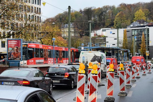 Die Baustelle am Adenauerplatz hat nicht nur zu Staus geführt, auch zu zahlreichen brenzligen Situationen. - © Barbara Franke