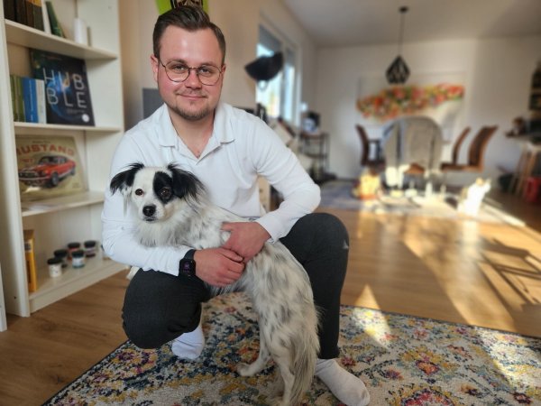 Jason Maximiliam Jochen ist gerade mal 24 Jahre alt - und engagiert sich seit 10 Jahren im Bereich der Hospizarbeit. Hündchen Bella hat der Detmolder aus der Ukraine gerettet. Sie hockte in Trümmern. - © Janet König