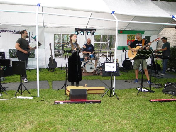 Die „Holzhausen Allstars“ eröffnen das Festival am Golfweg mit Evergreens der Popmusik. Das Quintett besteht aus (von links) Gitarrist Andreas Thurau, Sängerin Paulina Hornung, Schlagzeuger Julian Sheering, Bassist Markus Grüntgens und Keyboarder Uwe Schweppe. - © Hajo Gärtner