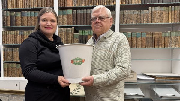 Sonja Beinlich und Fritz Gast suchen besondere Gegenstände, die mit dem Zweiten Weltkrieg und/oder der folgenden Besatzungszeit durch die Briten zu tun haben. Der Eimer aus Stahlemaille ist eins der letzten Stücke, die aus dem Bestand der ehemaligen Haushaltswarenhandlung S. Obermeyer stammen. Die jüdische Familie wurde faktisch enteignet, viele Angehörige wurden von den Nazis ermordet. - © Sven Kienscherf
