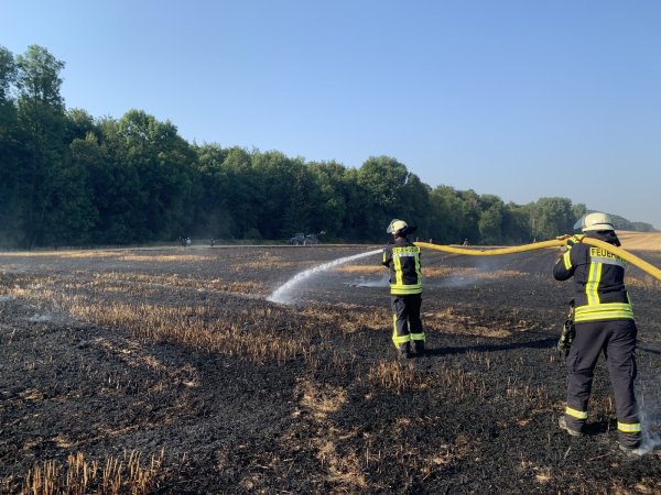 Einsatz in Ehrsen: So wie hier am Mittwochabend im Bad Salzufler Ortsteil, mussten die lippischen Wehren in den vergangenen Tagen häufig ausrücken, um Brände auf Feldern zu löschen. - © Feuerwehr/Daniel Hobein