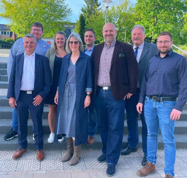 Jobst-Dieter Rodewald-Tölle mit der neuen CDU-Fraktionsspitze Daniel Düwel, Steffi Kneese, Caroline Reil, Sven Logermann, Christian Olschewski, Nils Läger (von links). - © CDU Barntrup