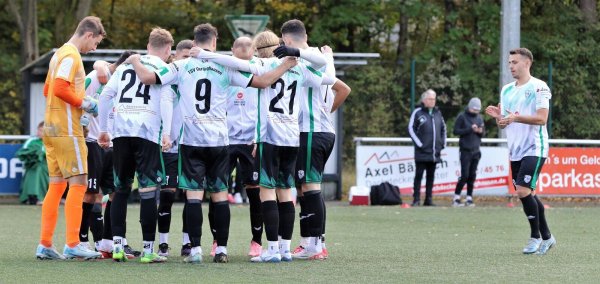 Auch das Einstimmen vor dem Spiel hat der Oerlinghauser Mannschaft, Torwart Christopher Niehaus (links) und Kapitän Daniel Nadig (rechts), nichts gebracht - bereits nach vier Minuten zappelte der Ball das erste Mal im Netz. - © Oliver König