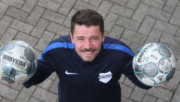 Mit zwei Fußbällen stellt sich Marco Jöstingmeier-Polvora zum Foto auf. - © Sebastian Lucas