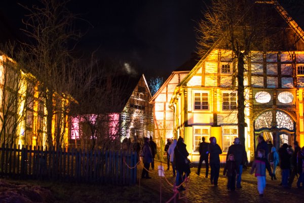 Im festlich beleuchteten Paderborner Dorf können Besucher beim Museumsadvent erleben, wie Weihnachten um 1900 gefeiert wurde. - © Archivfoto: Raphael Bartling