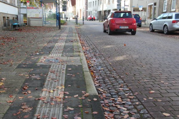 An einigen Straßen wie hier am Rathaus übernimmt die Stadt die Gehweg- und Straßenreinigung, sonst sind die Bürger dafür verantwortlich. - © Cordula Gröne