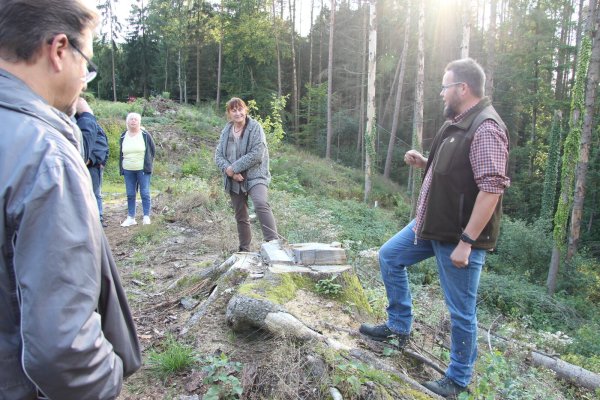 Margarete Wißmann von der Stadtverwaltung (links) und Leif Salitter, Leiter des Bauhofs, erklären den Mitgliedern des Umweltausschusses bei einem Rundgang durch den Hörster Kurpark, was sich in den nächsten Jahren verändern wird. - © Kirsten Fuhrmann