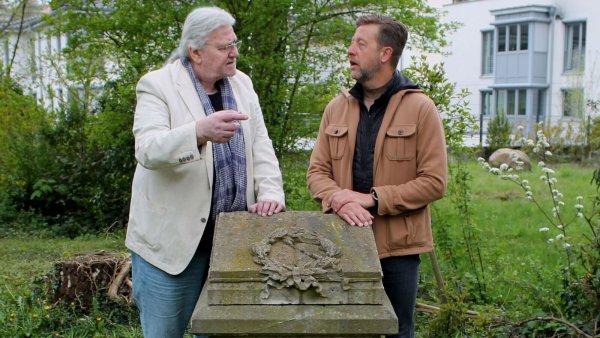 Autor Reiner Woop und Generalmusikdirektor Per-Otto Johansson am Grab von Hofkapellmeister Clemens August Kiel auf dem Weinbergfriedhof in Detmold. - © Gerd Berg