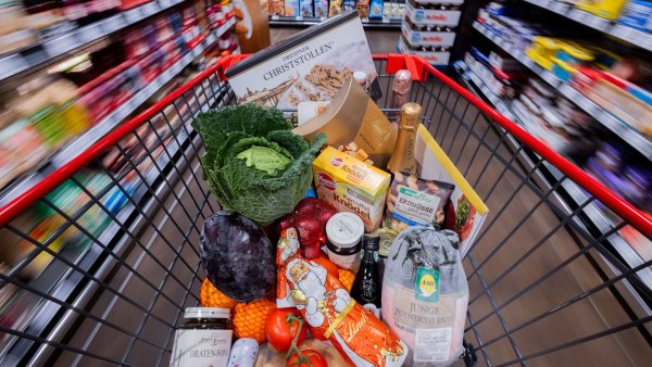 2024 mussten Verbraucherinnen und Verbraucher für viele Produkte mehr Geld bezahlen. - © Rolf Vennenbernd/dpa