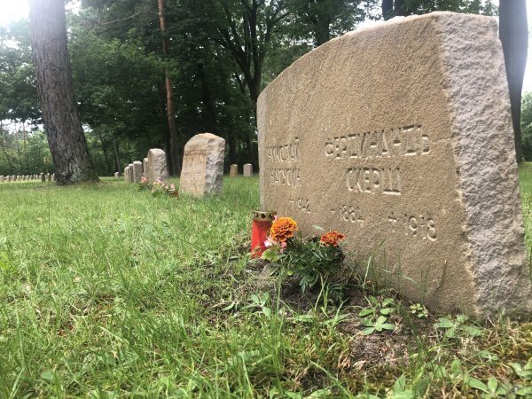 Manche der vielen Zehntausend Toten auf dem Ehrenfriedhof haben einen Namen; vor manchen Grabsteinen blüht eine Blume, brennt eine Kerze. (© Martin Hostert) - © Archivfoto: Martin Hostert