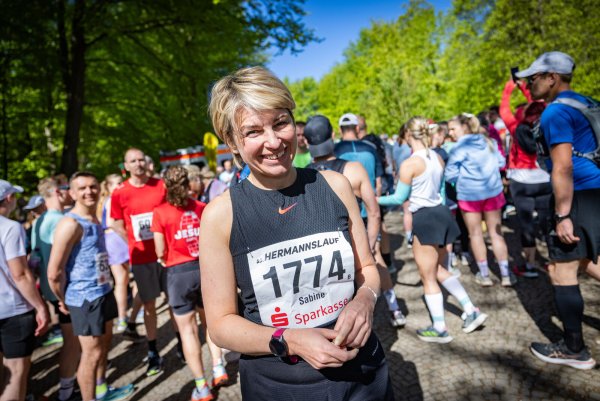 Eine von 8.000 Teilnehmenden: Moderatorin Sabine Heinrich erfüllt sich mit dem Start beim 53. Hermannslauf einen langgehegten Traum. - © Sarah Jonek