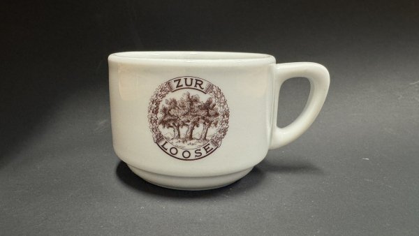 Die Tasse ist mit drei Bäumen, Eichenblättern und dem Aufdruck "Zur Loose" versehen. - © Sven Kienscherf