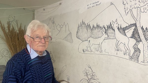 Wandmalereien schmücken den Keller der Familie Hielscher - unter anderem hat der Gärtnermeister auch den Hochwald gemalt, einen Berg aus seiner Heimat Niederschlesien. Auf dem Berg steht eine Burgruine. - © Silke Buhrmester