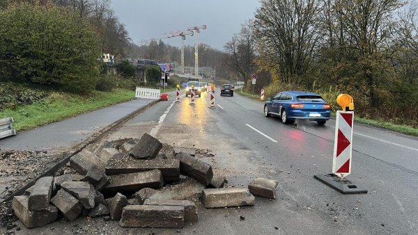 Schon jetzt laufen Bauarbeiten an der Paderborner Straße auf Höhe des Freilichtmuseums. Bald sollen auch die Mehrzweckstreifen zu echten Fahrradstreifen werden. - © Jana Beckmann
