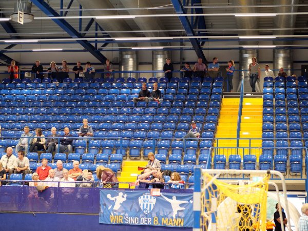 Viele blaue Sitze: In der Phoenix-Contact-Arena wird es zumindest in den ersten drei Heimspielen auf der Tribüne übersichtlich zugehen. Foto: Jörg Hagemann - © Jörg Hagemann