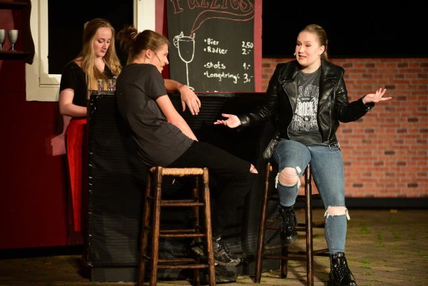 Der aufgewühlte Dario (Erik Niere) und Race (Hannah Leifer) sind an der Theke in tiefe Diskussionen verstrickt. - © Nicole Ellerbrake