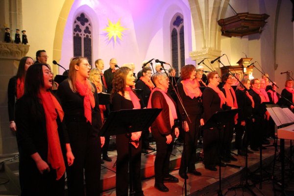 Der Gospelchor Stapelage begeisterte mit seinen Liedern ein breites Publikum in der Marktkirche. - © Madeleine Biermann