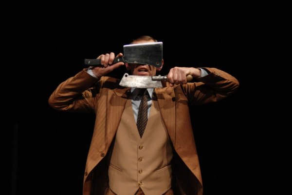 Das Theaterlabor Bielefeld gastiert mit dem Solostück "Schlachtertango" im Hexenbürgermeisterhaus. Darin geht es um das Leben des Bielefelders Ludwig Meyer, der als Homosexueller und Jude in KZs kam - und auch nach Ende des Krieges gegen Diskriminierung und Verfolgung kämpfen musste. - © Tom Dobrowski