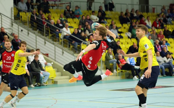 THL-Spieler Connar Battermann fliegt auf und davon und erzielt gegen Bissendorf-Holte einen weiteren Treffer. - © Paul Cohen