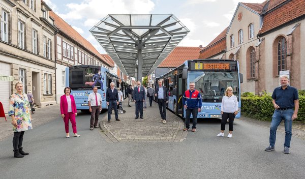 Die beteiligten Partner – Stadtwerke Lemgo, Omnibusbetriebe Linke, Karl Köhne Omnibusbetriebe und die Kommunale Verkehrsgesellschaft Lippe – freuen sich mit dem geschäftsführenden Vorstand von Lemgo Marketing auf die bevorstehende Aktion. - © Michael Reimer