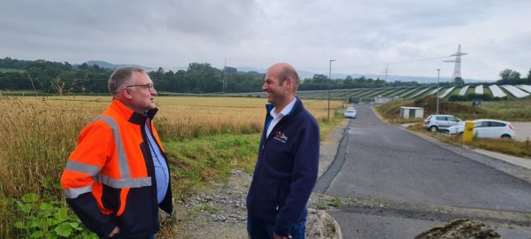 Die Zwei haben Großes vor: Rainer Huneke, Chef des Eigenbetriebes Straßenbau (links), und Stephan Pott, Fachgebietsleiter Betriebsdienst Bauhöfe, freuen sich auf den neuen Bauhof vor den Toren Blombergs. - © Marianne Schwarzer