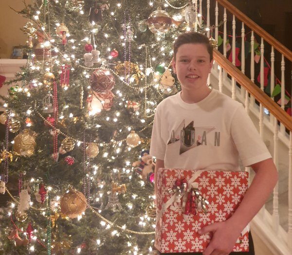 Lars Krügler steht vor einem fünf Meter hohen Weihnachtsbaum. Der 16-Jährige lebt ein knappes Jahr in Texas. - © Fotorechte Lars Krügler