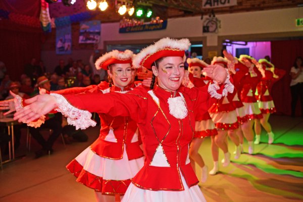 Die Funkengarde begeistert das Publikum mit energiegeladem Tanz. - © Nicole Ellerbrake