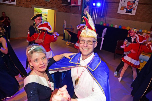 Das neue Prinzenpaar Carmen Henkel und Alexx Henke beim Eröffnungstanz - © Nicole Ellerbrake