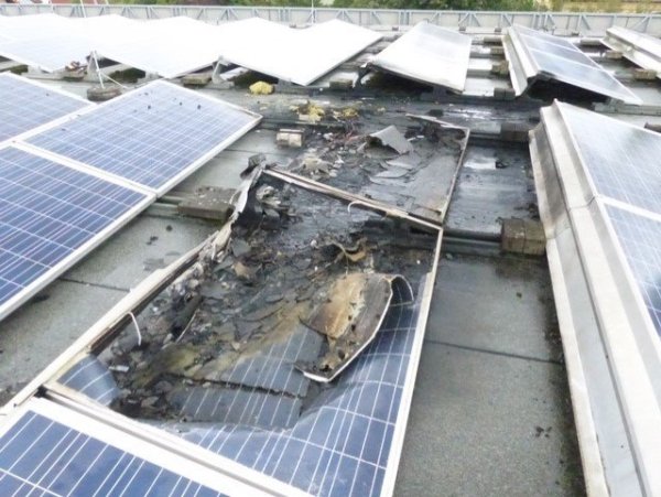 Eine Photovoltaik-Anlage hat in Kalletal Feuer gefangen. - © Feuerwehr Kalletal