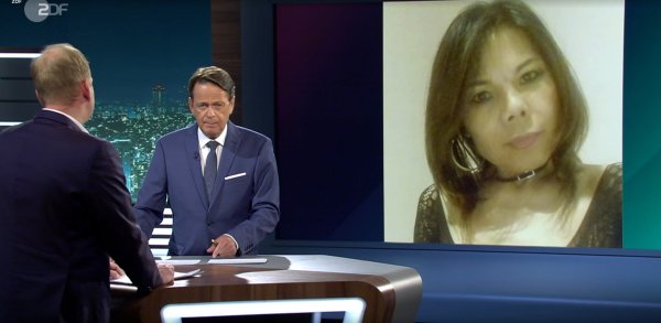 TV-Moderator Rudi Cerne spricht mit dem Ermittler Maximian Zoth von der Kripo Anklam. - © Screenshot/ ZDF Mediathek