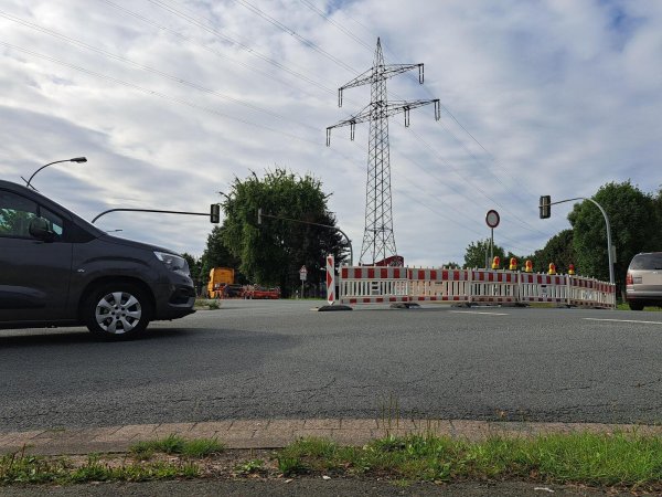 Die Sperrung der B239 in Lage wird bis zum 28. August verlängert. Zusätzlich wird am Freitag, 23. August, der Bahnübergang für Bauarbeiten gesperrt. - © Carolin Brokmann-Förster