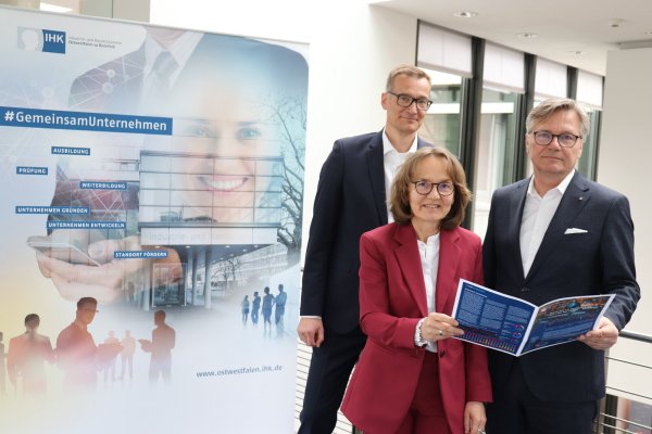 Stellten die Ergebnisse der IHK-Konjunkturumfrage vor: Arne Potthoff (v. l.), Petra Pigerl-Radtke und Jörn Wahl-Schwentker. - © Jemima Wittig