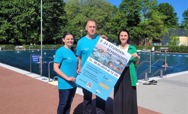 Christina Kiefner (Eau-Le), Manfred Krumsiek (DLRG) und Maren Staczan (Stadtwerke Lemgo) laden zum 24 Stunden-Schwimmen ins Eau-Le ein. - © Katrin Kantelberg
