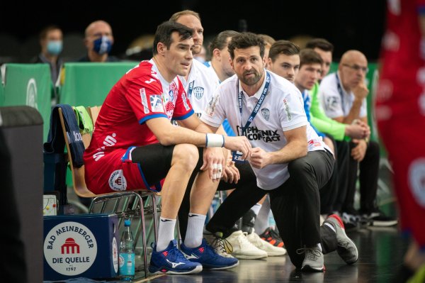 TBV Trainer Florian Kehrmann gibt Gedeon Guardiola in der Quarterback Immobilien Arena in Leipzig wertvolle Tipps. - © Eibner-Pressefoto