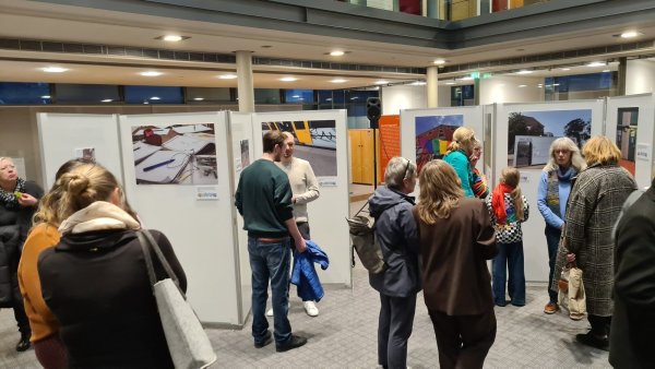 Die Besucher der Vernissage schauen sich die Fotos der Ausstellung "Chancengleichheit" in der Hauptfiliale der Lemgoer Sparkasse an. - © Nadine Uphoff