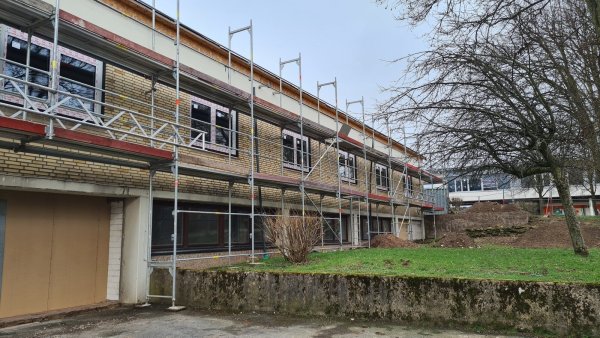 Im Südtrakt des Barntruper Gymnasiums seien im Zuge der Bauarbeiten versehentlich die falschen Fenster ausgebaut worden. - © Nadine Uphoff