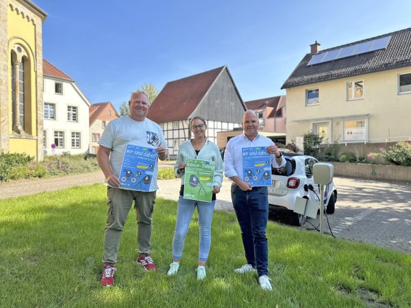 Werben für die verschiedenen Veranstaltungen anlässlich der Europäischen Mobilitätswoche 2024: Mobilitätsmanager Henning Schwarze (links), Saskia Buchholz von der Diakonie Schlangen und Bürgermeister Marcus Püster. - © Henning Schwarze