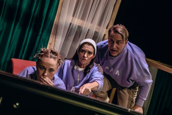 Wenn beim Sonntagabend-Krimi die Realität verschwimmt: Katharina Otte, Linda Sixt und Patrick Hellenbrand spielen in dem Stück. - © Marc Lontzek/Landestheater