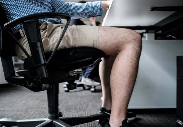 In manchen Branchen sind Kostüm und Anzug noch immer gern gesehen. Auf Krawatten hingegen wird vielfach verzichtet. Und was ist mit der kurzen Hose? - © (c) Copyright 2018, dpa (www.dpa.de). Alle Rechte vorbehalten