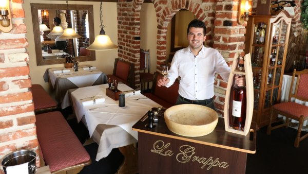 Rocco Maiolo steht im "La Grappa". Für die Nudeln im Parmesanlaib kommen unzählige Besucher nach Heidenoldendorf. - © Alexandra Schaller