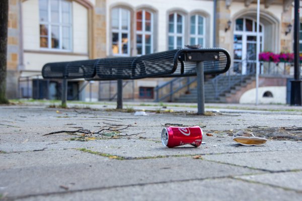 Neben der abendlichen Lärmbelästigung ist vor allem die unaufhörliche Vermüllung der Horner Innenstadt den Bürgerinnen und Bürgern ein Dorn im Auge. Mit den Kontrollen kommt die Stadt aktuell nicht hinterher. - © Raphael Bartling