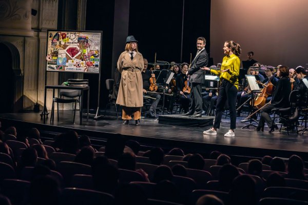 Das Foto zeigt von links Natascha Mamier, Michael Spassov, Philine Korkisch und das Symphonische Orchester des Landestheaters Detmold - © Landestheater/Marc Lontzek