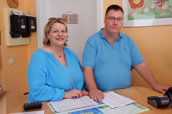 Xheva und Wouter Seijsener laden nicht nur ihre Campinggäste zur Feier auf dem Platz ein. - © Lorraine Brinkmann