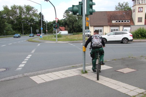 An der Kreuzung von Bielefelder- und Pivitsheider Straße müssen Radfahrer an der Ampl anhalten und den Taster anfordern. - © Jana Beckmann