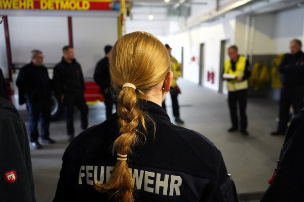 Die Einsatzkräfte der Feuerwehr proben ihr Vorgehen beim Stromausfall. - © Stadt Detmold