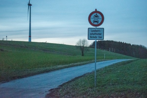 Die neue Beschilderung am Talweg weist auf das Verbot zum Befahren hin. - © Stadt Horn-Bad Meinberg